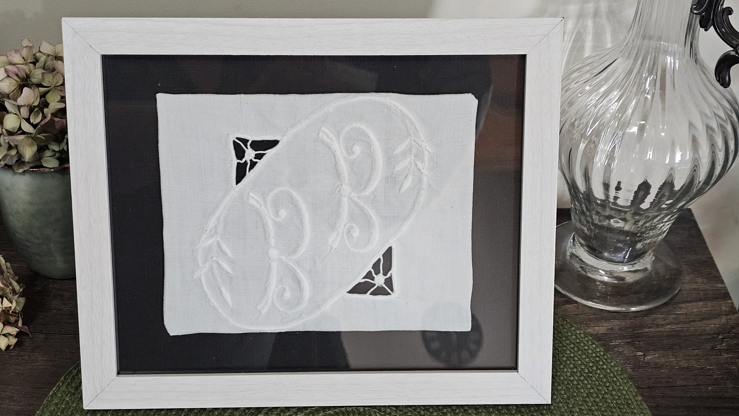 Frame with antique monogrammed linen – photo 2